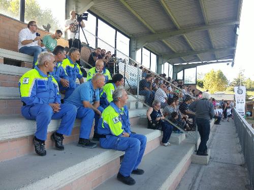 Pubblico che assiste alla partita amichevole di calcio tra una rappresentativa carnica e una marchigiana - Sarnano 14/09/2017